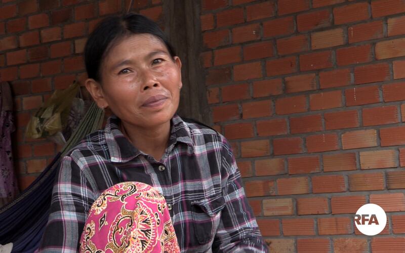 លោកស្រី ហឿម ហ៊ត់ ជា​ប្រពន្ធ​របស់ អឿត អាង ហៅ ជួប សម្លាប់ ផ្ដល់​បទសម្ភាសន៍​នៅ​ថ្ងៃ​ទី​២៥ ខែ​មីនា ឆ្នាំ​២០១៧។ 