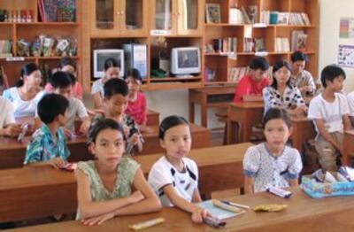 Những trẻ em mồ côi trong lớp học do bảo trợ của Friends Of Hue Foundation Hội Từ Thiện Thân Hữu Huế. Source friendsofhue.org