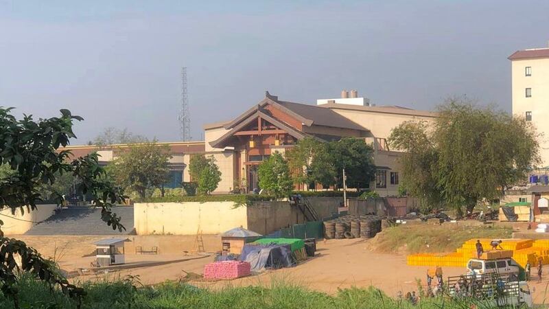 ကရင်ပြည်နယ် မြဝတီမြို့ သောင်ရင်းမြစ်ဘေး၌ ကာစီနိုနှင့် အွန်လိုင်းလောင်းကစား လုပ်ကိုင်နေသည့် အဆောက်အအုံတစ်ခုအား တွေ့ရစဥ်။ (Photo: RFA)