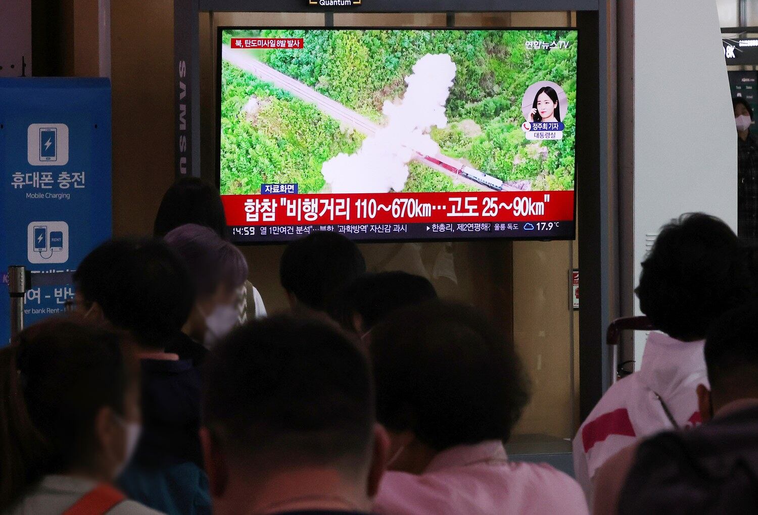 북한이 한미가 항공모함을 동원한 연합훈련을 마친 지 하루만인 5일 평양 순안 등 4곳에서 동해상으로 35분간 단거리 탄도미사일(SRBM) 8발을 발사했다. 사진은 이날 오후 서울역 대합실에서 관련 뉴스를 시청하는 시민들