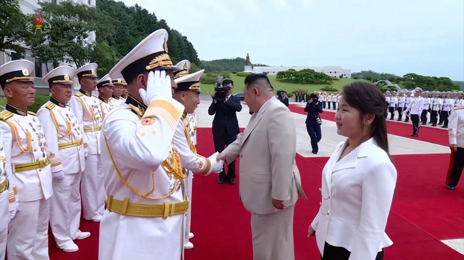 김정은 북한 국무위원장이 딸 주애와 함께 지난달 27일 북한 해군절(8.28)을 맞아 해군사령부를 방문해 장병들을 축하 격려했다고 조선중앙TV가 지난달 29일 보도했다. 김명식 해군사령관이 김정은 딸 '주애'에게 거수경례하고 있다. [조선중앙TV 화면]