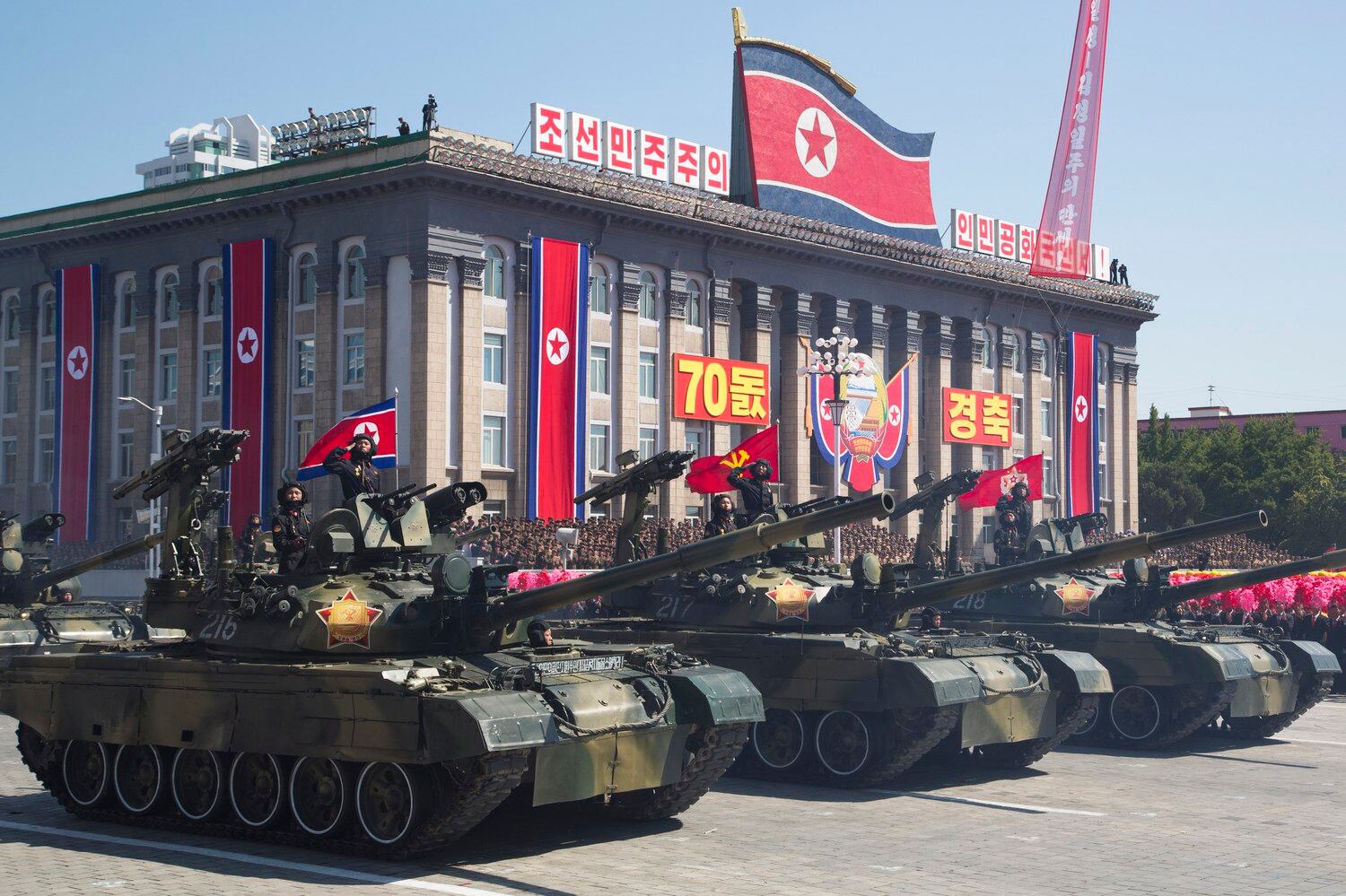 북한 건국절 70주년 기념 열병식에 등장한 탱크들.