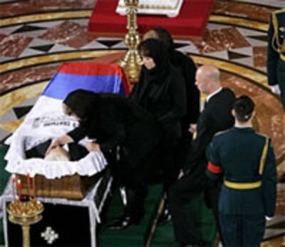 YELTSIN-04-25-07-COFFIN-200.jpg