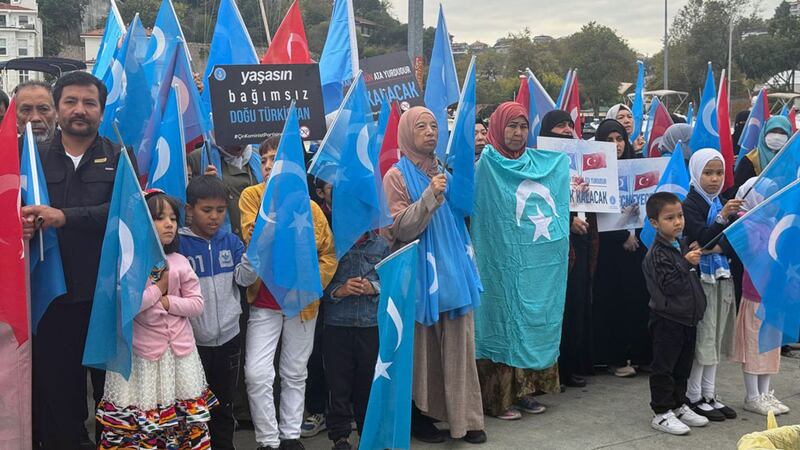 10-ئاينىڭ 1-كۈنى ئۇيغۇر ئېلىنىڭ ئىشغال قىلىنغانلىقىنىڭ 75-يىلى مۇناسىۋىتى بىلەن ئىستانبۇلدىكى خىتاي كونسۇلخانىسىنىڭ ئالدىدا ئۆتكۈزۈلگەن نامايىشتىن كۆرۈنۈشلەر. 2024-يىلى 1-ئۆكتەبىر، ئىستانبۇل