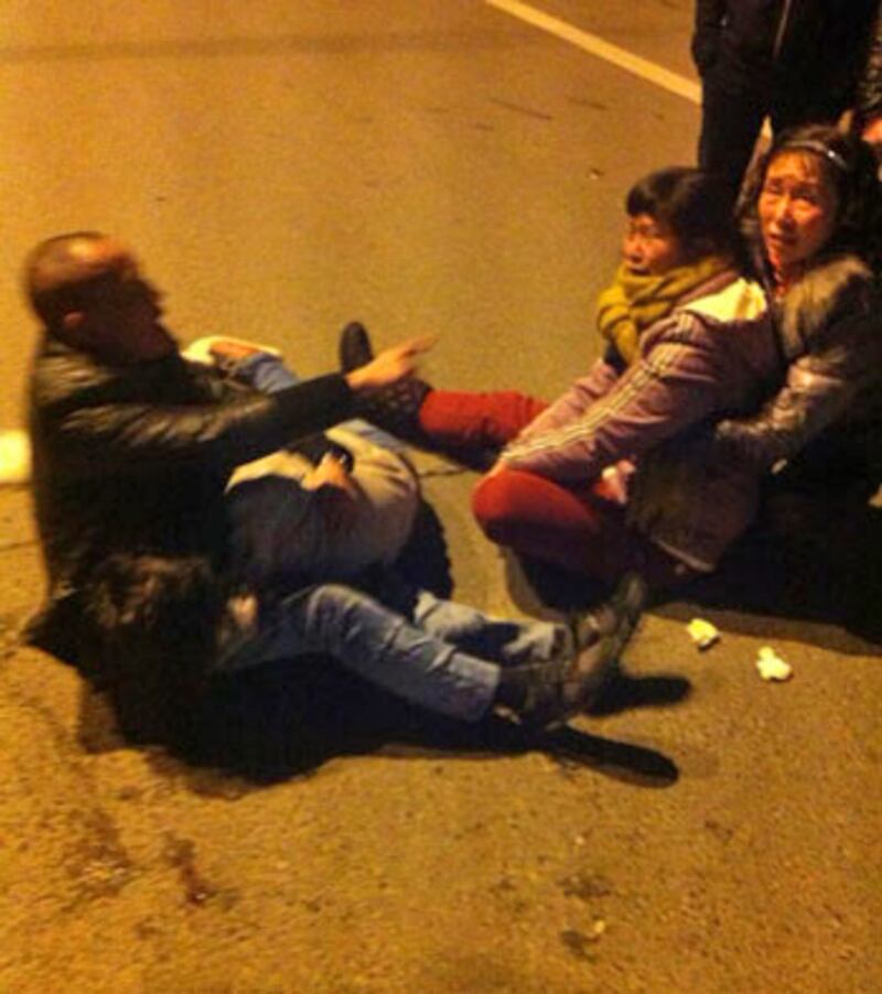 2013年02月13日，家屬找到周燕後，已證實死亡。死者父親抱緊屍體痛哭。(黃澤愷 提供)