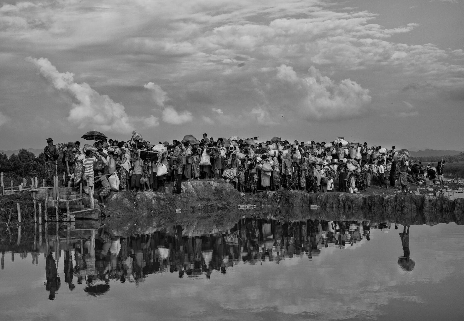 Refugiados musulmanes rohingya que esperan proceder a los campamentos después de cruzar la frontera de Myanmar hacia Bangladesh se agolpan en un terraplén de tierra cerca del río Naf cerca de Anjuman Para en Cox's Bazar, Bangladesh, el 2 de noviembre de 2017. (Kevin Frayer/Getty Images)