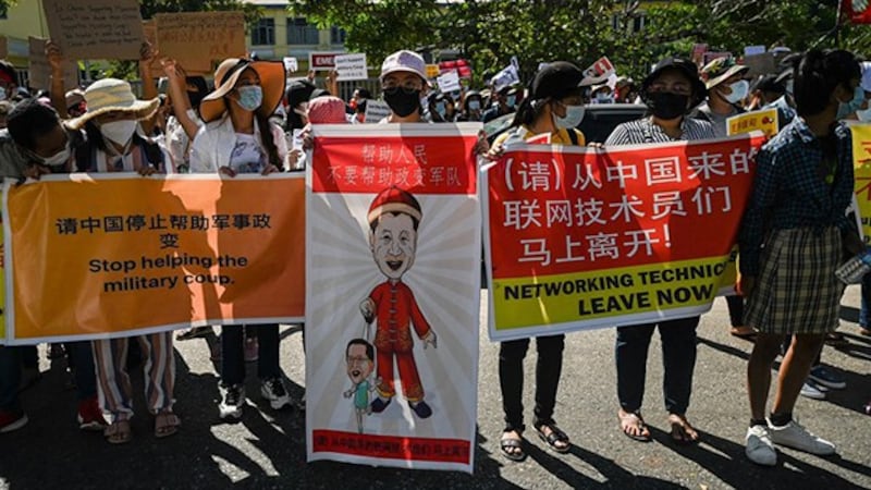 缅甸民众2月11日聚集在中国大使馆前示威，并质疑中国协助缅甸军方进行网络管制。（法新社）