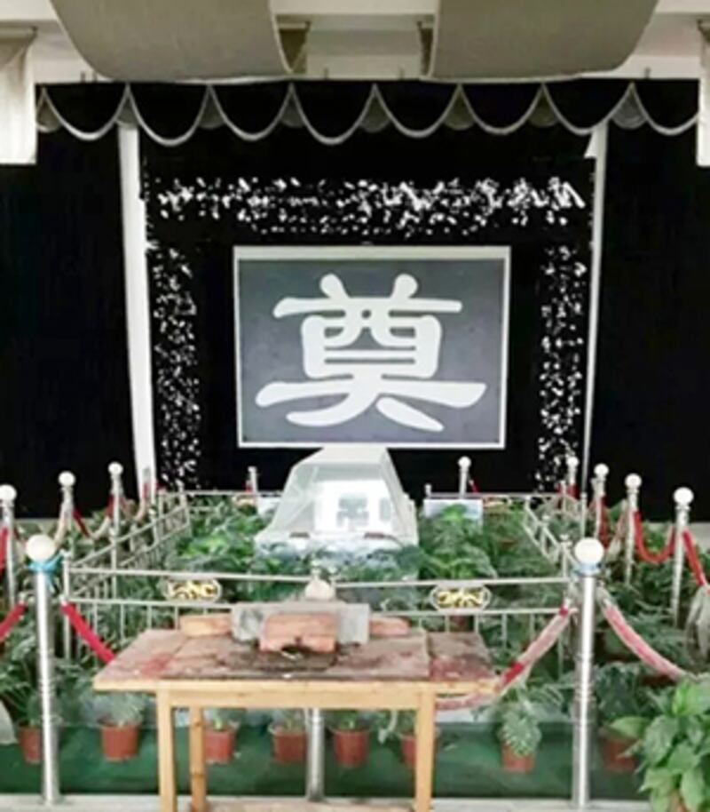 2015年6月8日,死者陳智超遺體被放在冰棺雪藏,當局不讓家屬接近。(照片來自維權人士)