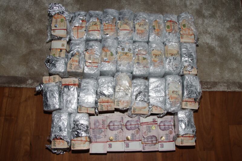 被新加坡警方在今年八月的行动中缴获的大量现金（新加坡警方）