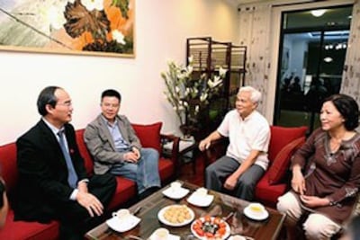 Phó Thủ tướng Nguyễn Thiện Nhân trò chuyện với gia đình giáo sư Ngô Bảo Châu tại căn hộ mới. Căn hộ chính phủ tặng GS Ngô Bảo Châu trị giá hơn 12 tỷ đồng. (Diễn đàn doanh nghiệp)