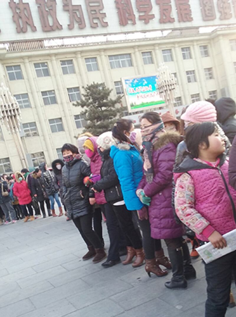 河北廊坊巿大厂縣約300名女工被欠薪3個月,2015年1月17日在縣政府討說法。(照片由維權人士提供)