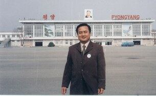 2005년 염소와 비료를 전달하기 위해 북한을 방문한 유관일 워싱턴 평통 수석부회장.