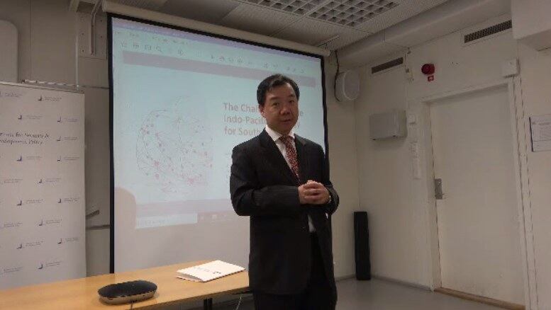 9일 스톡홀름 대학에서 이재승 고려대 국제학부 교수가 강연하고 있다.