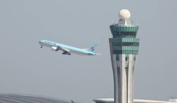 인천국제공항 제2여객터미널에서 일본 도쿄 나리타 공항으로 향하는 대한항공 KE703편이 이륙하고 있다.