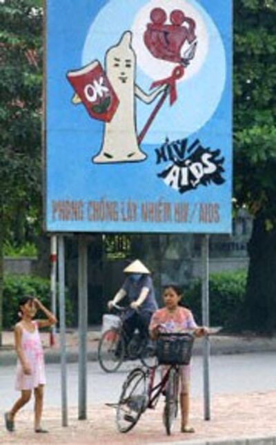 Tấm bảng quảng cáo phòng chống AIDS bằng cách sử dụng bao cao su ở Hà Nội. AFP PHOTO/HOANG DINH NAM