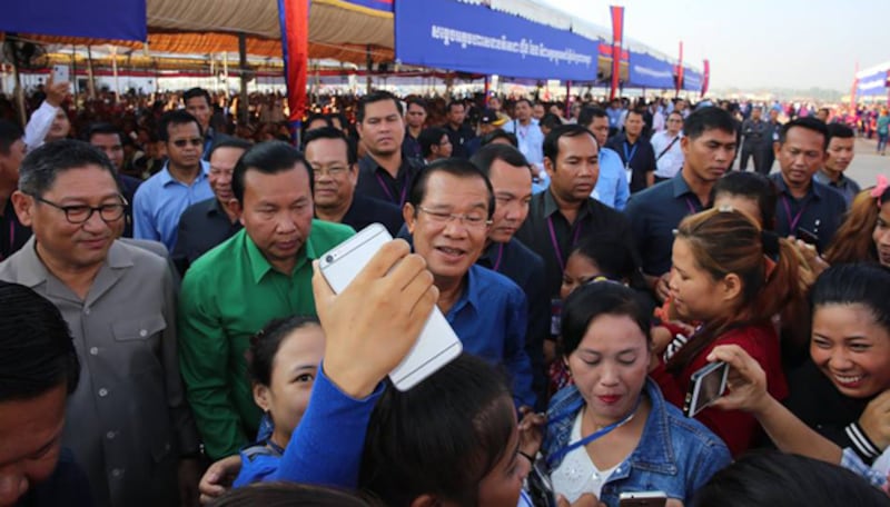 ពិធីសំណេះសំណាលរបស់លោកនាយករដ្ឋមន្ត្រី ហ៊ុន សែន និងកម្មកររោងចក្រនៅក្រុងបាវិត ខេត្តស្វាយរៀង នៅថ្ងៃទី១០ ខែឧសភា ឆ្នាំ២០១៨។
