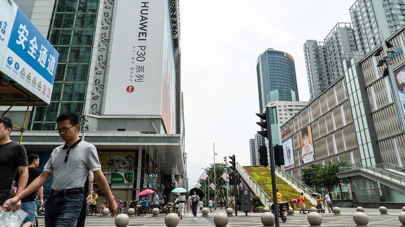 中国改革开放40年所推行的市场经济，令中国快速发展，但是目前的中国正在走计划经济的老路。图为2019年8月16日，中国广东省深圳市街景。（资料图/法新社）