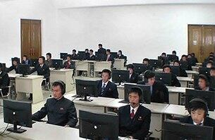 함경북도 도서관의 컴퓨터 이용자. 