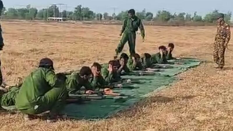 မွတ်စလင်များအား စစ်ယူနီဖောင်းဝတ်ဆင်ပေးပြီး စစ်သင်တန်းပေးနေသည်ကို ၂၀၂၄ ခုနှစ် မတ်လ ၁၀ ရက်နေ့က တွေ့ရစဉ်။ (Citizen Photo)