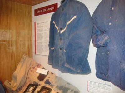 图片：劳改纪念馆展览厅内展示的囚服