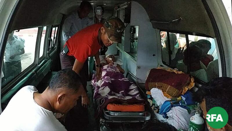 ထိခိုက်ဒဏ်ရာရတဲ့ မီးဝကျောင်းတိုက်က ကိုရင် ကို ၂၀၁၉ အောက်တိုဘာ ၁ ရက်နေ့က စစ်တွေဆေးရုံကို သယ်ဆောင်လာစဉ်