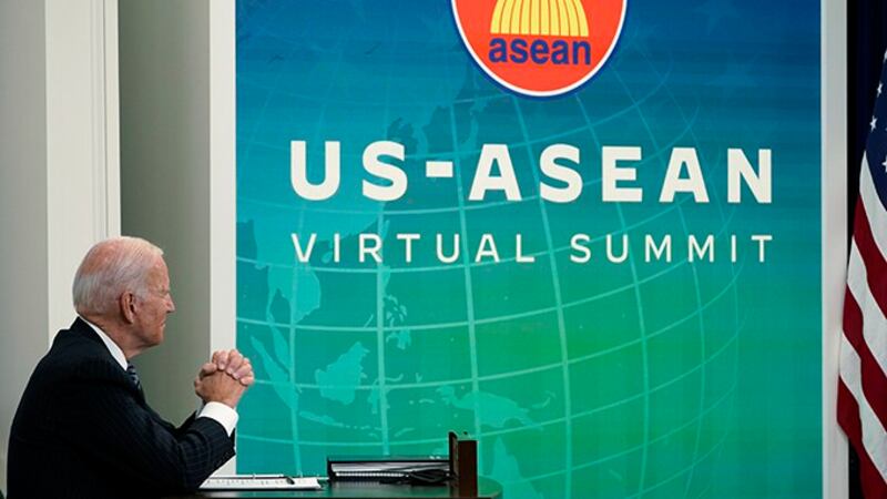 拜登总统2021年10月26日以视频方式参加美国东盟峰会(美联社)