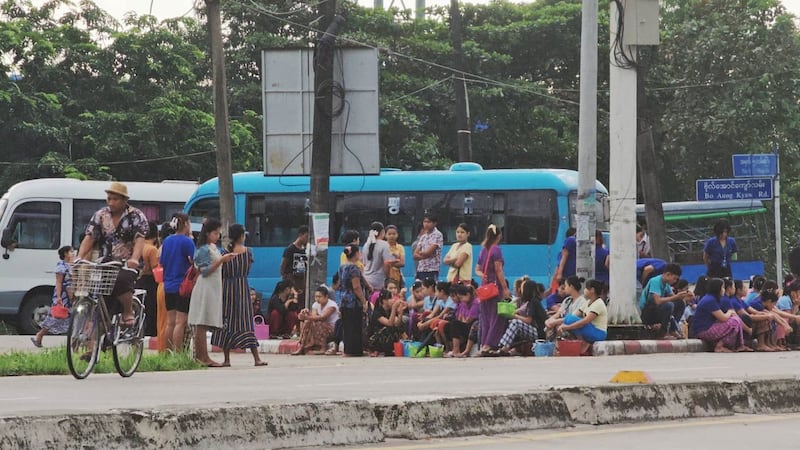 ရန်ကုန်တိုင်း၊ လှိုင်သာယာမြို့နယ်ရှိ အထည်ချုပ်စက်ရုံတစ်ခုမှ အလုပ်သမားများအား ၂၀၂၃ ခုနှစ်၊ စက်တင်ဘာလ ၁၃ ရက်နေ့ က တွေ့ရစဉ်။ (Photo: RFA)