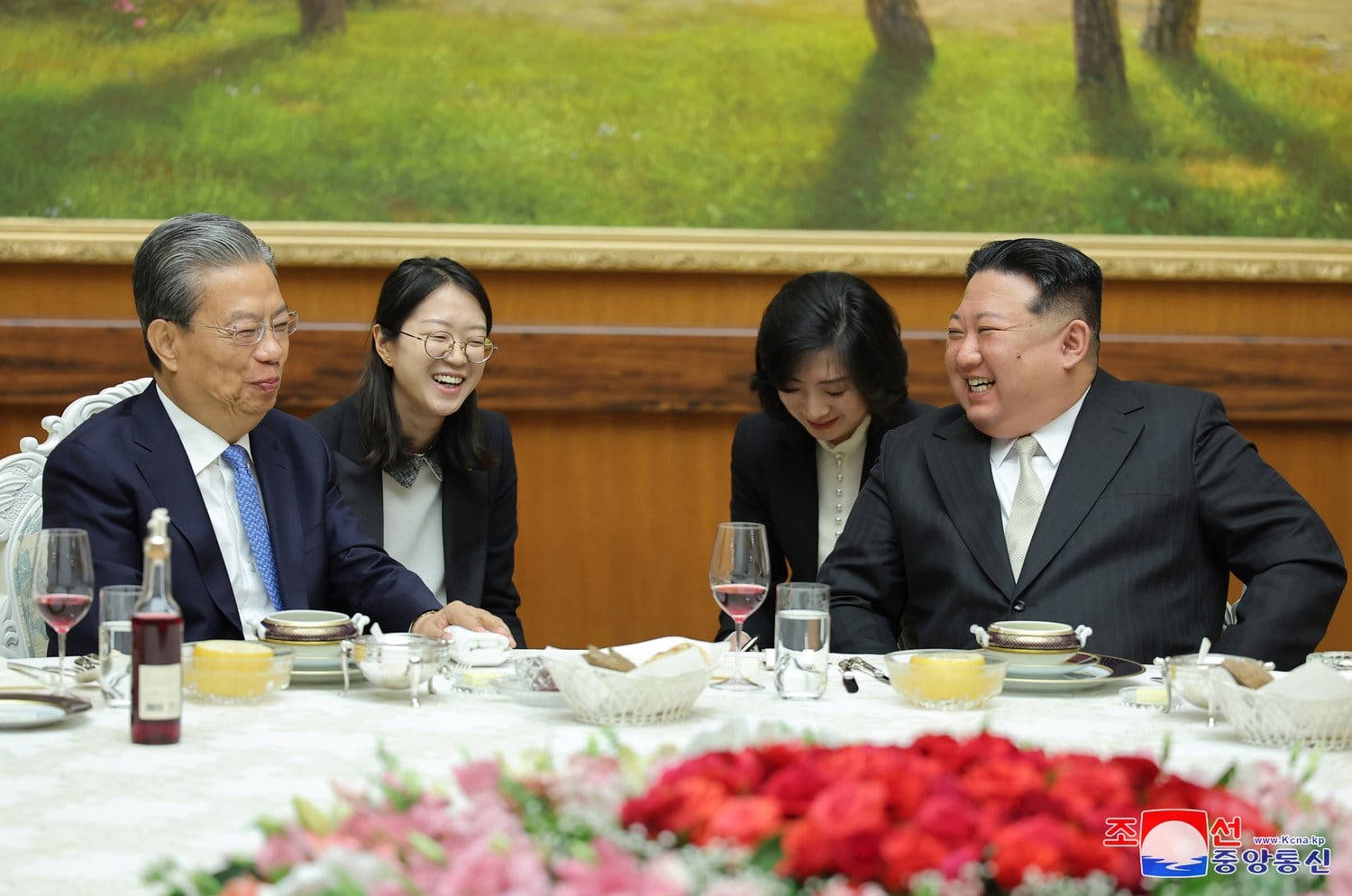 지난 13일 김정은 북한 국무위원장이 북한을 방문한 중국 공산당 서열 3위 자오러지(趙樂際) 전국인민대표대회(전인대) 상무위원장을  접견하고 있다.