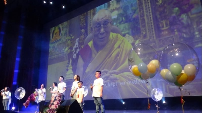 7月6日是达赖喇嘛87岁生日,2日,台北市甘丹东顶显密佛学研修协会第14年在台北举办“净韵三千”观音和平音乐会。(记者夏小华摄)
