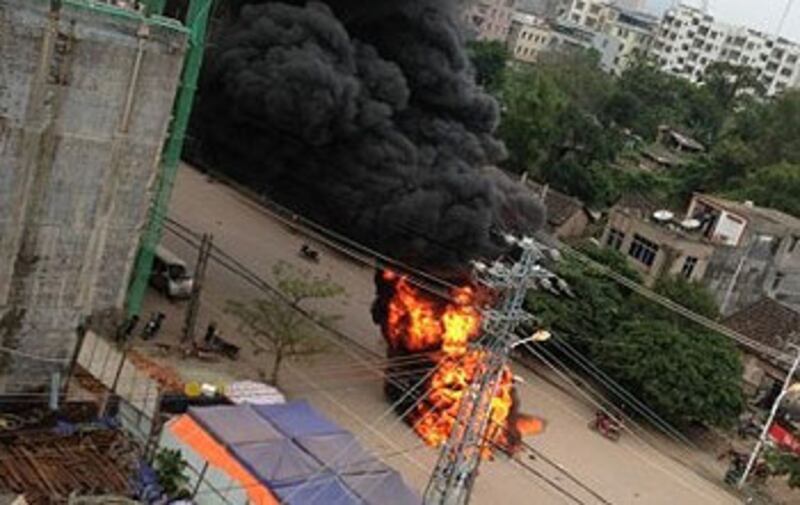 廣西防城港東興市警員周五執法時撞傷攤販引起群眾抗議,群眾圍堵消防車阻止救火,部份警車遭燒毀。(相片由市民黃先生提供)