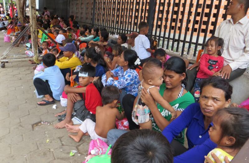 កុមារដែលមានជំងឺកំពុងរង់ចាំចូលទទួលសេវាព្យាបាលពីមន្ទីរពេទ្យគន្ធបុប្ផា រាជធានីភ្នំពេញ កាលពីថ្ងៃទី១៦ ខែតុលា ឆ្នាំ២០១៣។