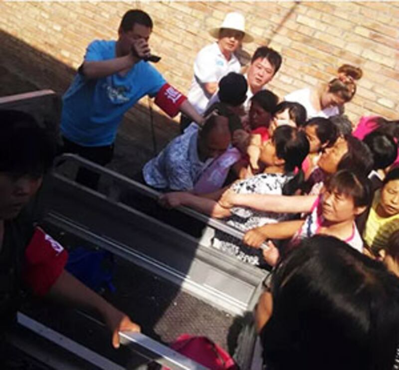 於2015年5月22日,大批警察於村內鎮壓阻止拆去臨時祈禱所平台的村民,其中一名婦女被打傷,兩人被拘捕。(相片由目擊者提供)