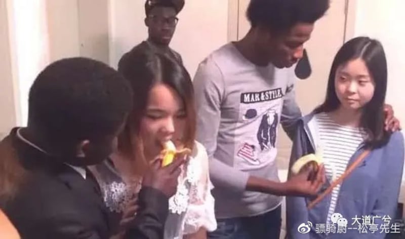 黑人留學生餵中國女學生吃香蕉的影片被瘋傳,惹來強烈不滿。(網片截圖)