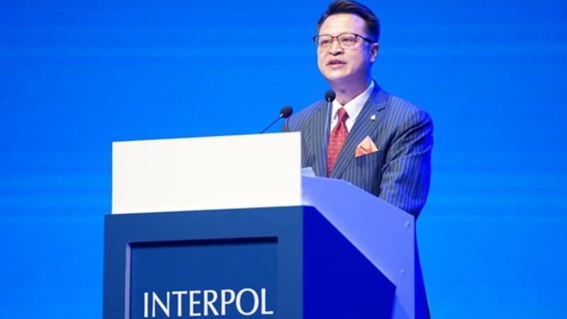 中国“天网”负责人胡彬郴当选为国际刑警组织执行委员会成员,任期三年。人权组织担心中国政府藉此向流亡的维吾尔人、香港人、藏人展开全球大追捕。(国际刑警推特图片 )