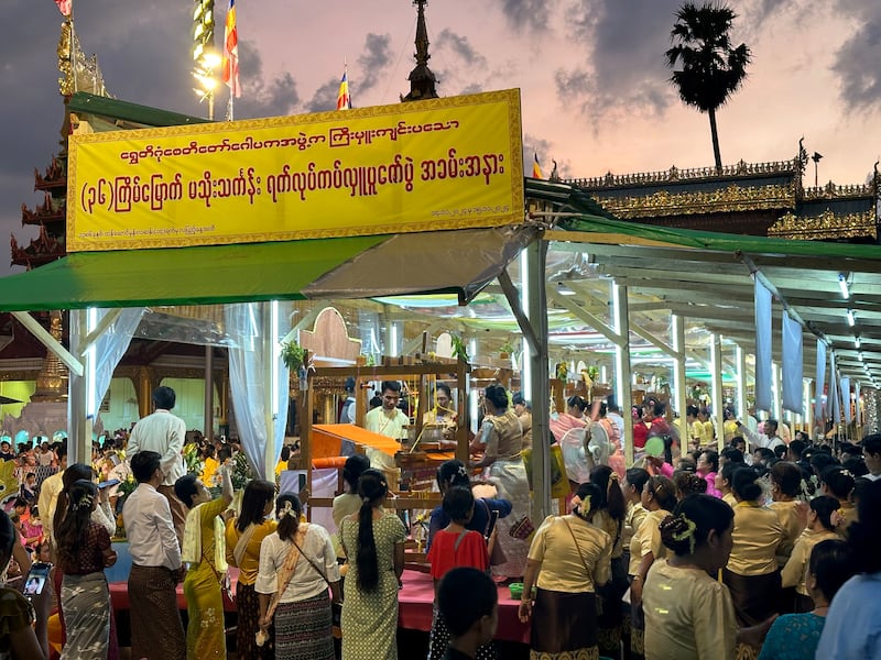 ရန်ကုန်မြို့ ရွှေတိဂုံစေတီတော်တွင် မသိုးသင်္ဃန်းကပ်လှူပူဇော်ပွဲ ကျင်းပနေသည်ကို ၂၀၂၄ ခုနှစ် နိုဝင်ဘာလ ၁၄ ရက်နေ့က တွေ့ရစဉ်။ (Photo: RFA)