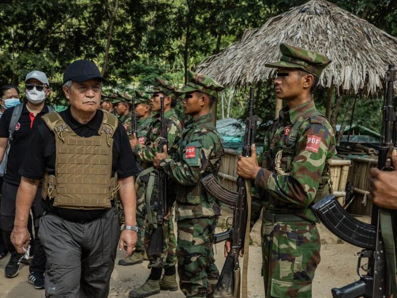 NUG ယာယီသမ္မတ ဒူဝါလရှီးလနှင့် ပြည်သူ့ကာကွယ်ရေးတပ်မတော် (PDF) တပ်ဖွဲ့ဝင်များ ၂၀၂၂ ခုနှစ်၊ မေလ ၃၀ ရက်နေ့က တွေ့ဆုံခဲ့ကြစဉ်။ (Photo: Acting President Duwa Lashi La)