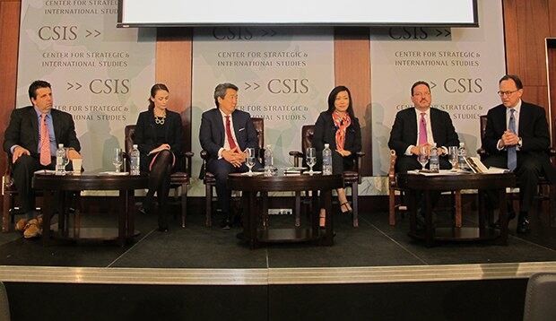 전략국제문제연구소(CSIS)에서 7일 열린 북한 관련 토론회에서 발표하는 마크 리퍼트 전 주한 미국대사(좌), 전략국제문제연구소의 빅터 차 한국석좌(좌측에서 세 번째)와  수미 테리 선임연구원. 