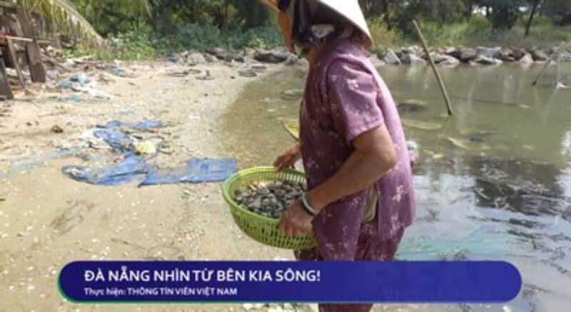 Một người dân nghèo với nghề cào nghêu.