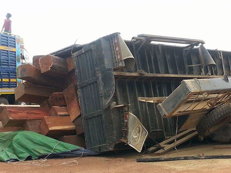 រថយន្តដឹកឈើបម្រុងឆ្លងដែនទៅវៀតណាម ក្រឡាប់នៅឃុំទ្រៀក ក្បែរច្រកព្រំដែនដូនរ័ត្ន ក្នុងស្រុកមេមត់ ខេត្តត្បូងឃ្មុំ កាលពីថ្ងៃទី២៧ វិច្ឆិកា ឆ្នាំ២០១៥។ RFA/Saut Sokprathna