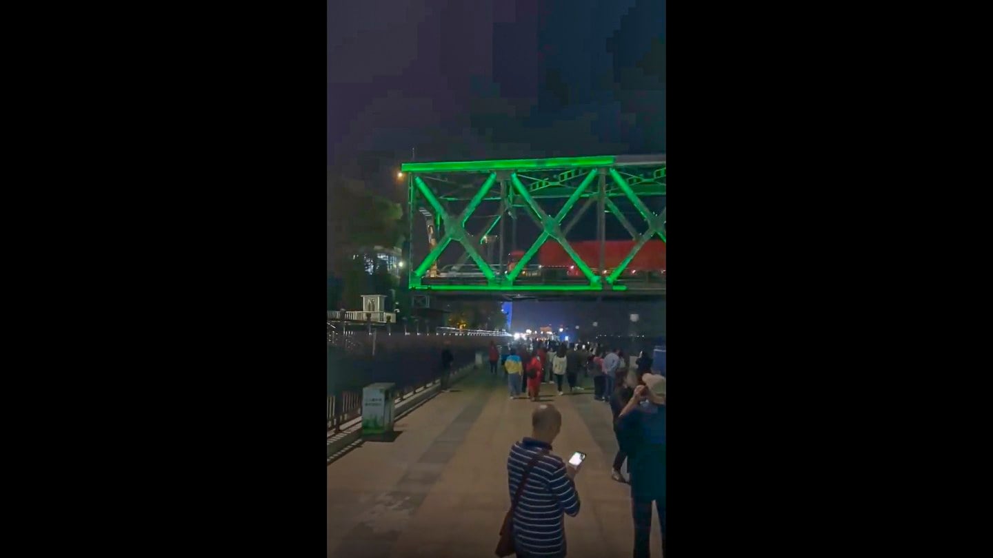 Chinese truck convoys crowd main bridge to North Korea
