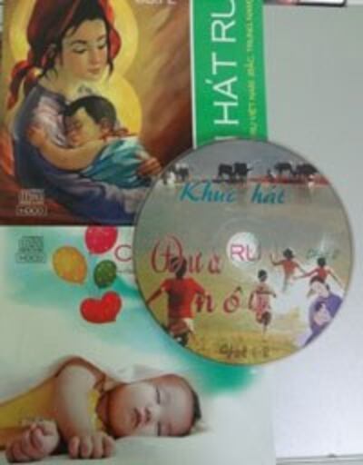 CD nhạc cho mẹ ru con bày bán tại các nhà sách ở Hà Nội. RFA photo 
