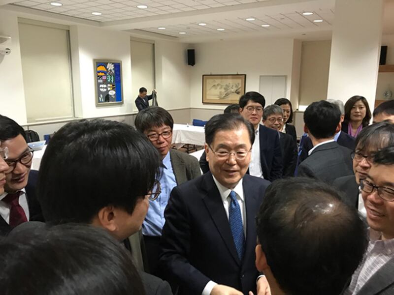 한국 대사관에서 열린 기자간담회에서 정의용 청와대 국가안보실장이 취재진들과 얘기를 나누고 있다.
