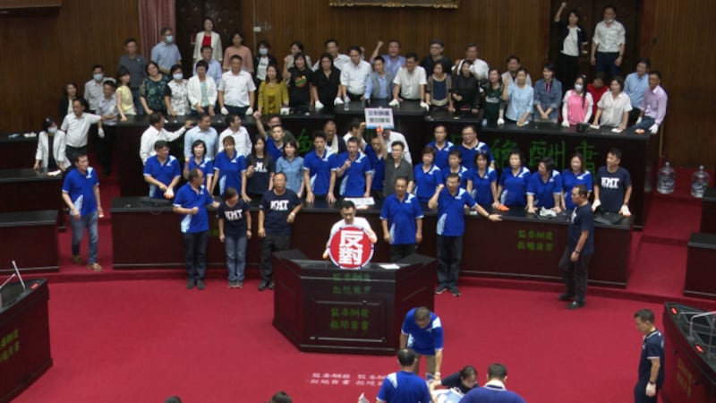 民进党立委与国民党冲突一小时后,重夺议会主席台。(记者李宗翰摄)