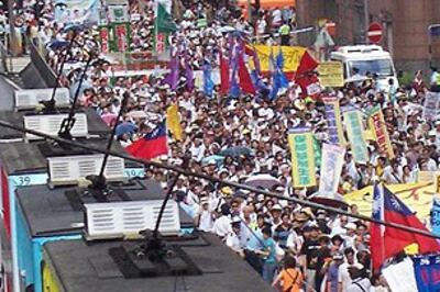 图片:香港回归十一周年民间团体发起数万人争取民主的大游行(RFA心语)