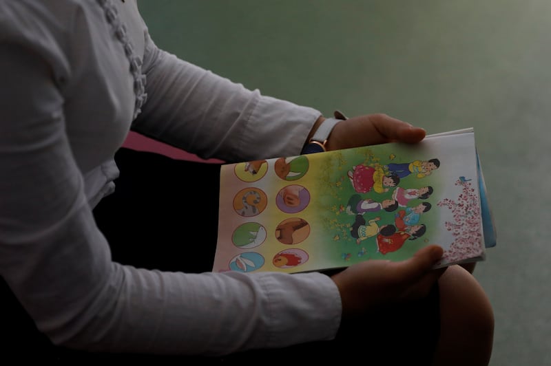 2018년 9월 7일, 평양에서 북한 건국 70주년을 앞두고 북한 당국이 주최한 외국 기자 견학 중 한 학생이 교사 양성 대학 수업에서 책을 들고 있다.