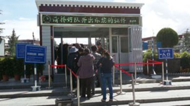 图片：在拉萨藏人必经的检查关卡。（拉萨一藏人10月28日提供）