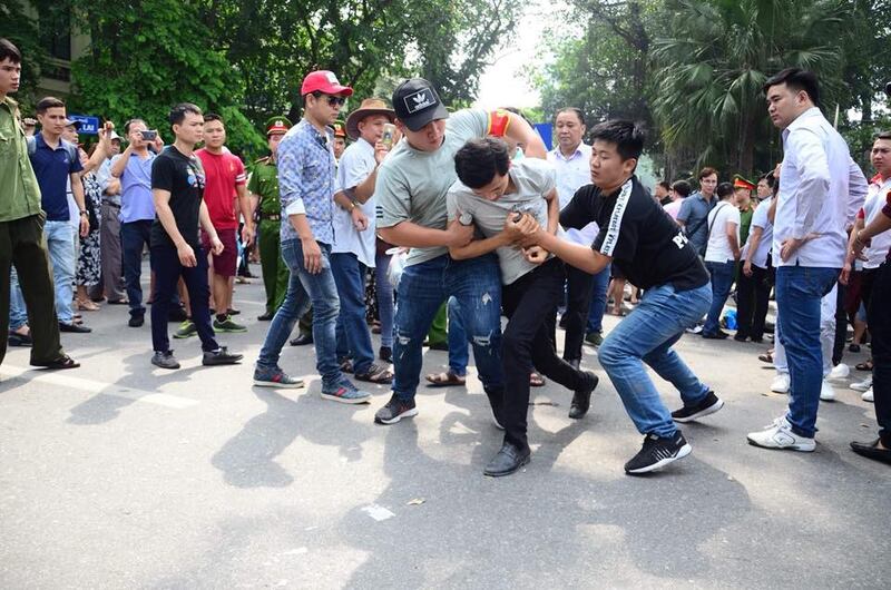 Hình minh họa. Người biểu tình phản đối dự luật Đặc khu và An ninh mạng ở Hà Nội bị an ninh bắt hôm 10/6/2018