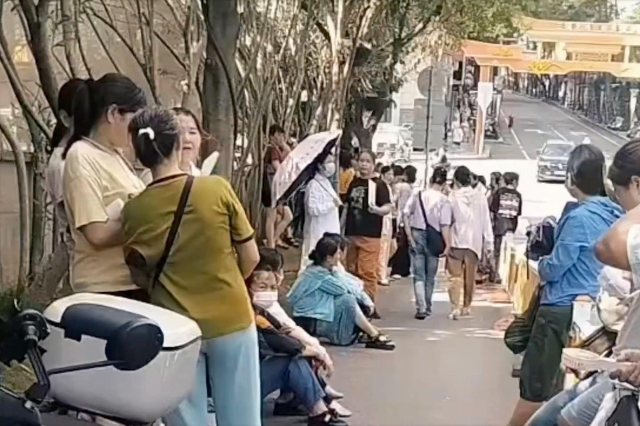 福建福清老牌港资祥兴箱包女工罢工讨薪。