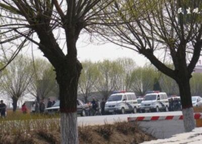 图片:工厂外停着多辆警车(民生观察网)