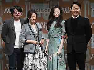 배우 김윤석(왼쪽부터), 김희애, 한효주, 정우가 6일 오전 서울 강남구 신사동 CGV 압구정에서 열린 영화 '쎄시봉' 제작보고회에서 포즈를 취하고 있다. 